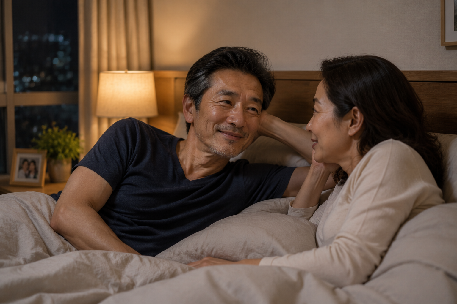 夜、リラックスして過ごす夫妻
